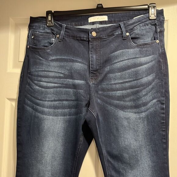 KanCan women’s Mid-Rise dark wash flare jeans size 3X-long. - Picture 3 of 9